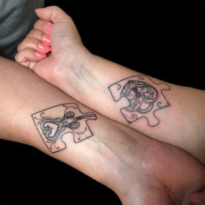 Bee-mad-science-tattoo-den-haag-love-liefde-key-whole-sleutel-gat-couple-klein