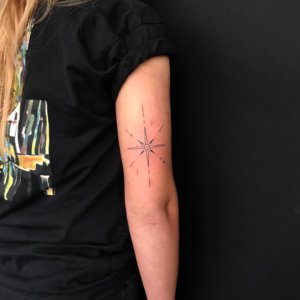 Bee-mad-science-tattoo-den-haag-star-serren-kompass-compas-arm
